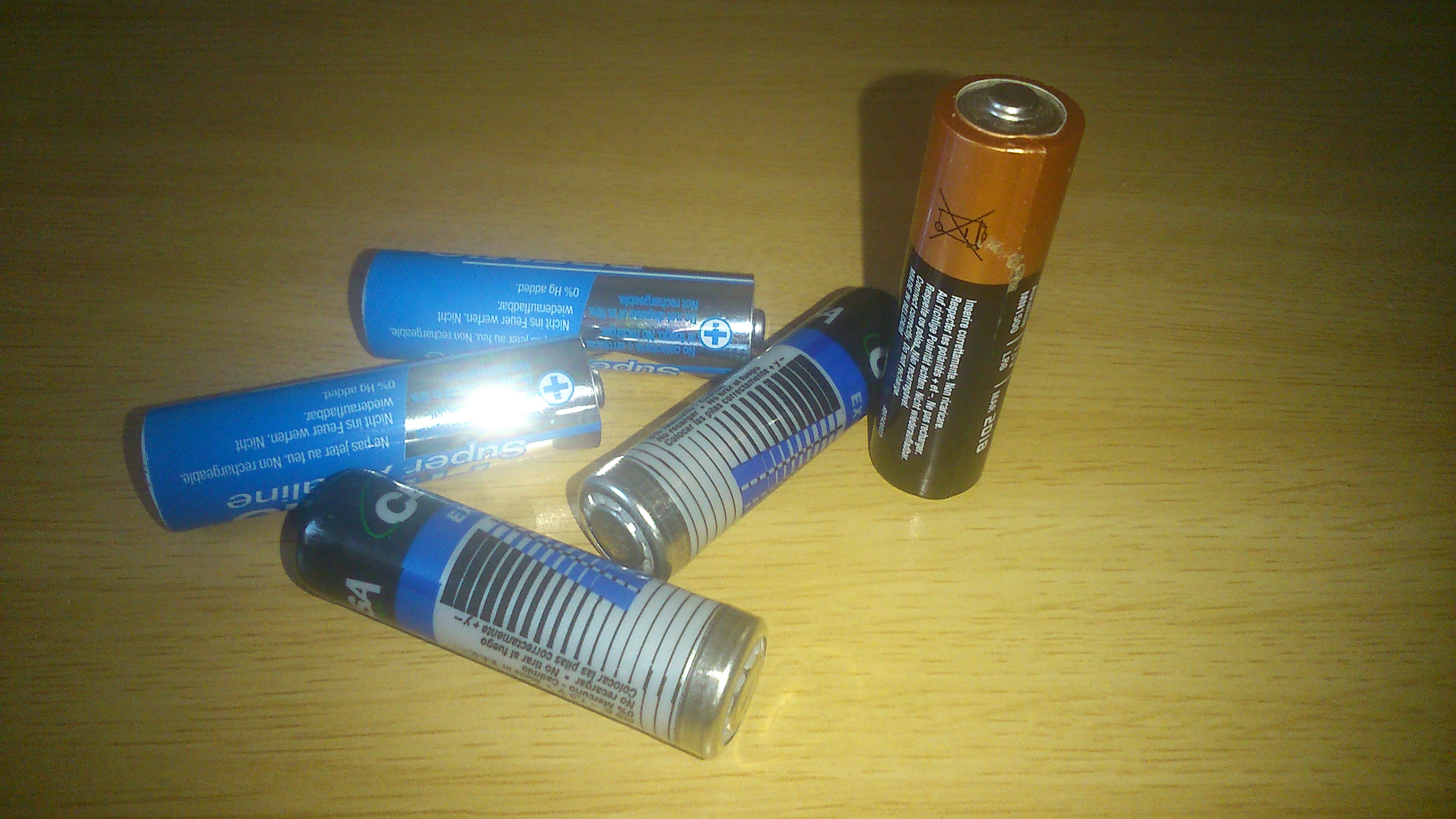 As pilas deben ser separadas e tratadas correctamente para a recuperación dos materiais que conteñen