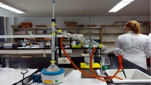 Montaje para destilación fraccionada en el laboratorio con columna de Vigreux