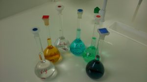 Matraces con disolucións listas para ensaios